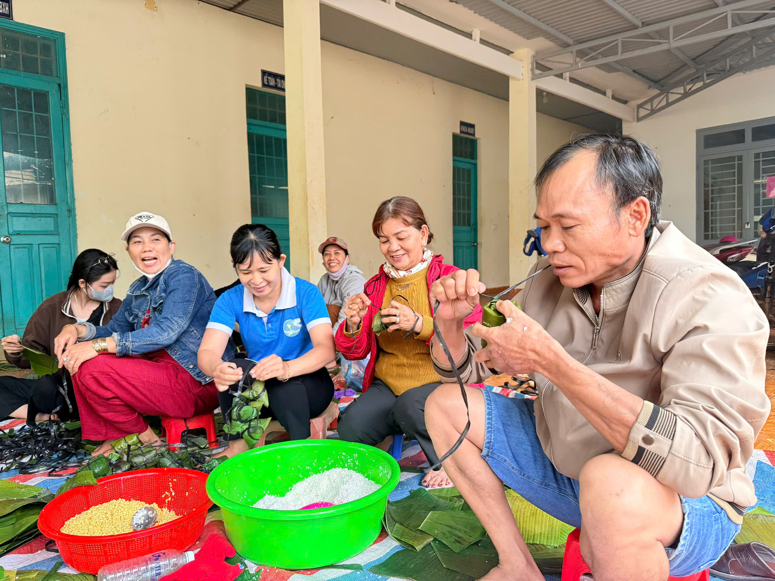 Mỗi người một tay cùng nhau chạy đua với thời gian